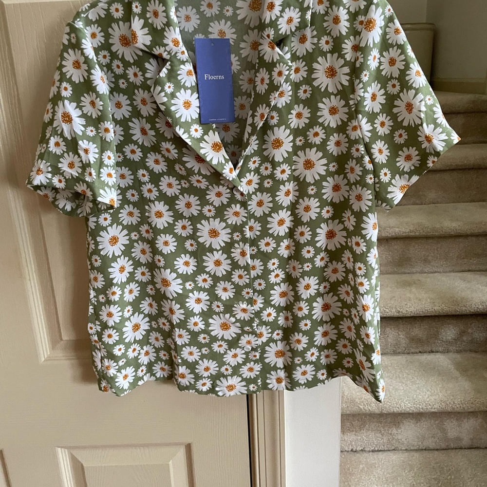 Green with white daisies print top.